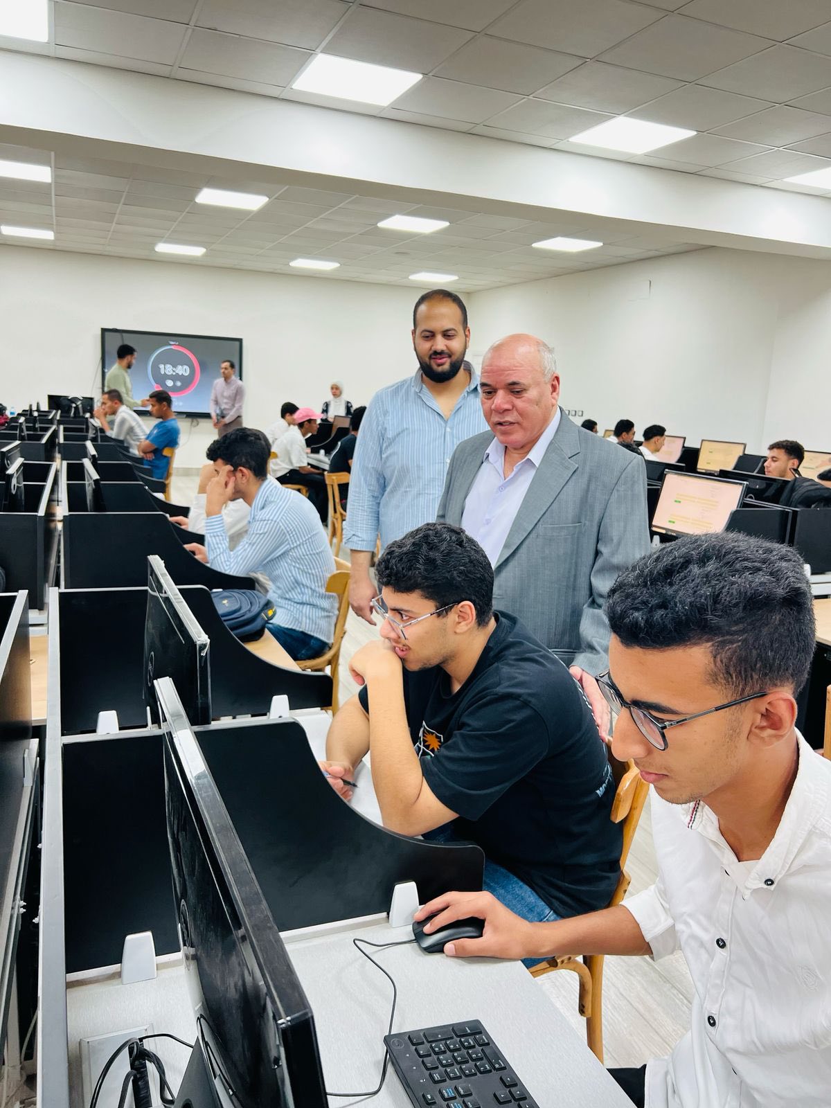 رئيس جامعة الدلتا التكنولوجية يتفقد الإختبارات العملية بقاعة الإختبارات الإلكترونية لنهاية العام الجامعي ٢٠٢٥/٢٠٢٤