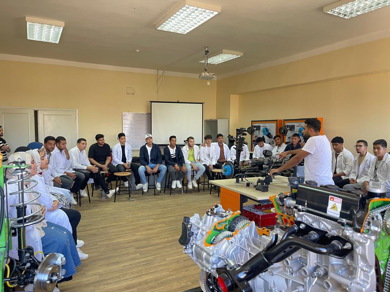 بالتدريب والابتكار… تأهيل طلاب برنامج تكنولوجيا الأوتوترونكس لصناعة مستقبل أكثر ذكاءً