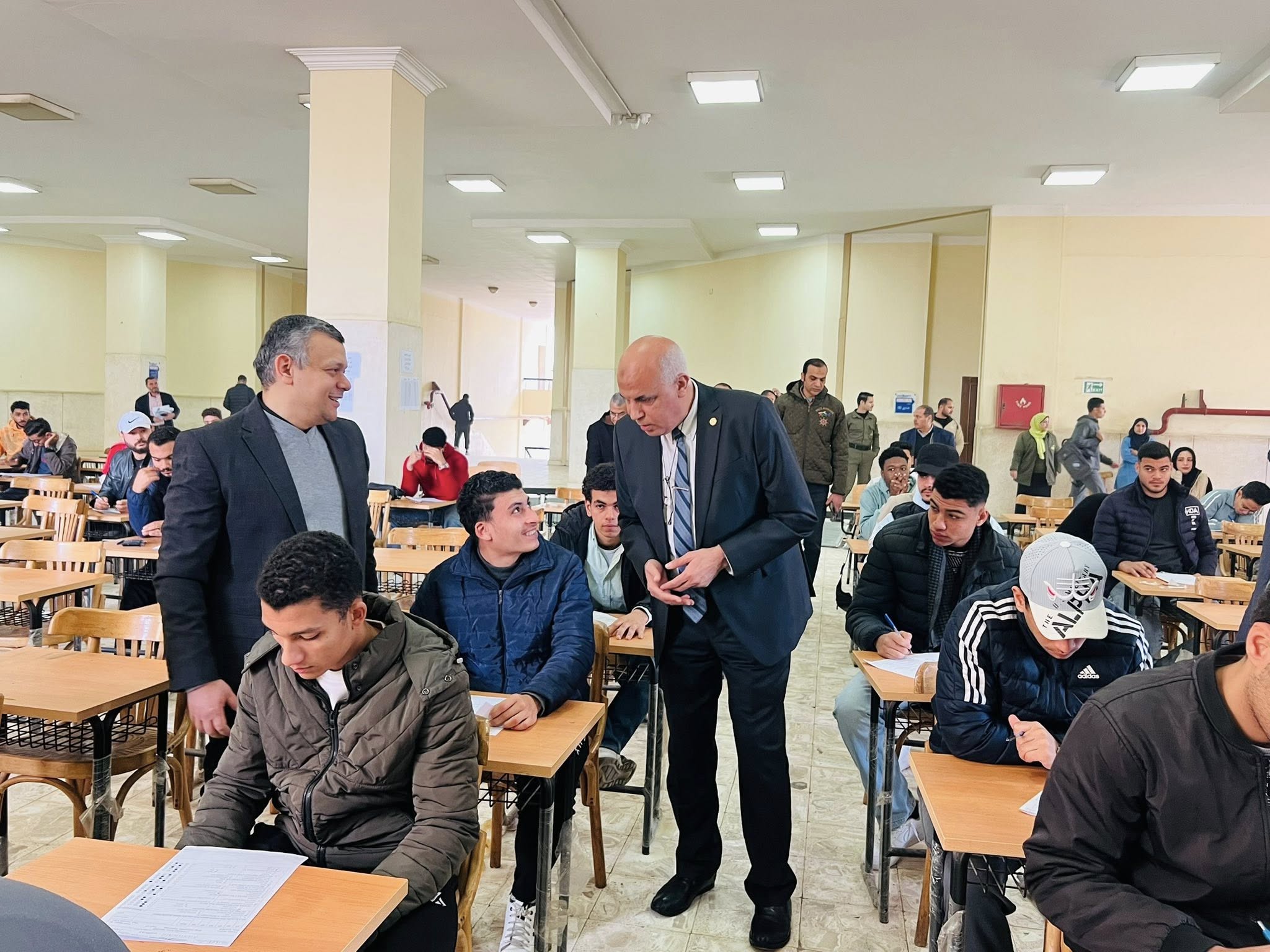 رئيس الجامعة يتفقد ختام اختبارات الفصل الدراسي الأول للعام الجامعي 2025/2026