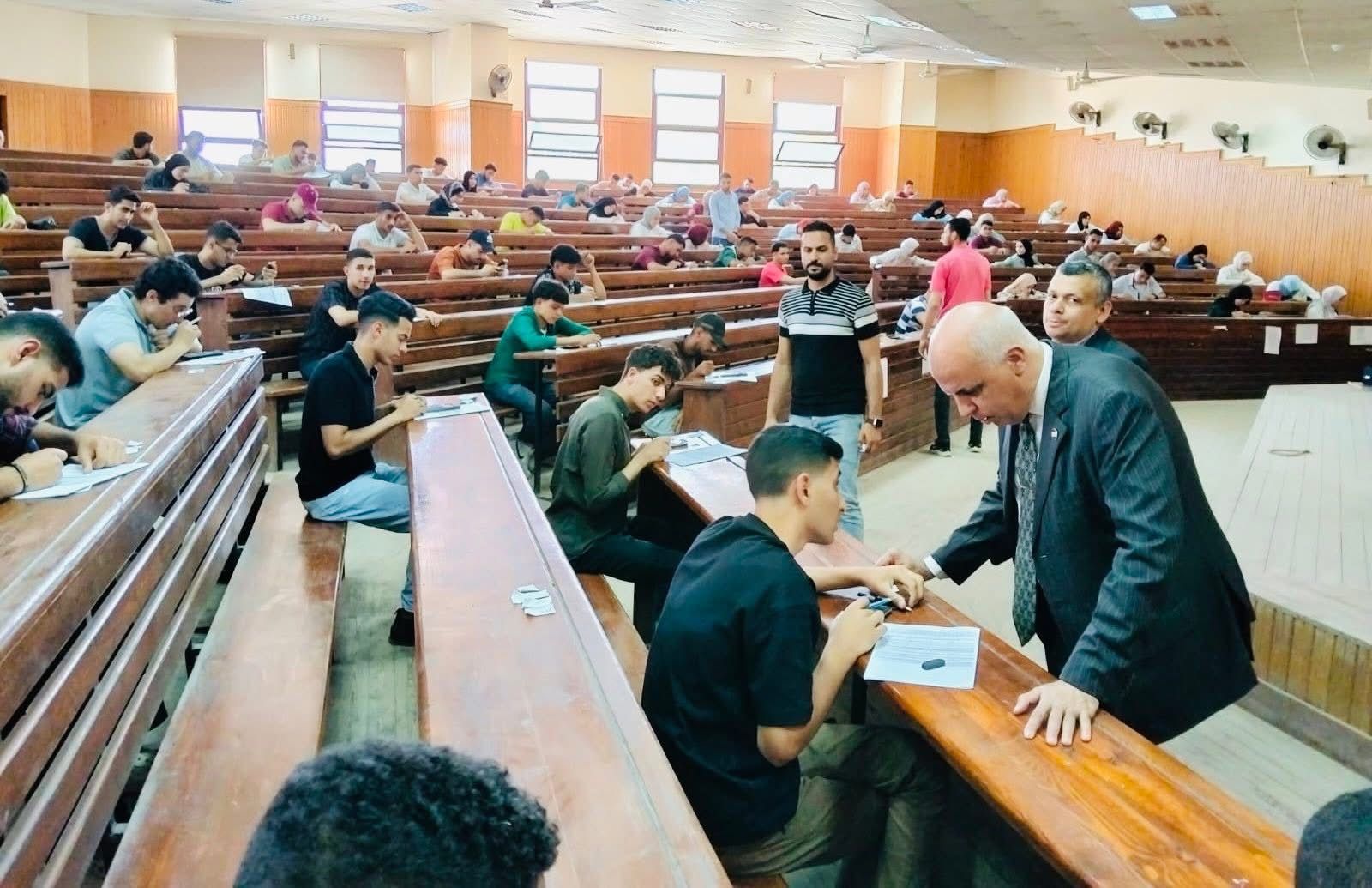 رئيس الجامعة يتفقد لجان اختبارات نهاية الفصل الدراسي الثاني ويؤكد: توفير بيئة تعليمية آمنة وداعمة للطلاب